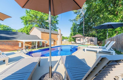 Columbus House | Serene Modern Getaway with Pool&games