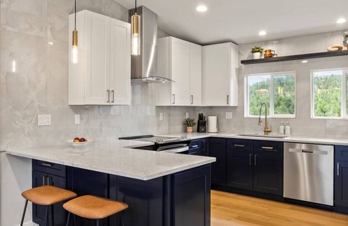 Bailey House | Serene Mountain Luxury-King beds & private Hot tub