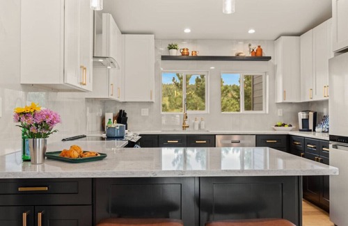 Bailey House | Serene Mountain Luxury-King beds & private Hot tub