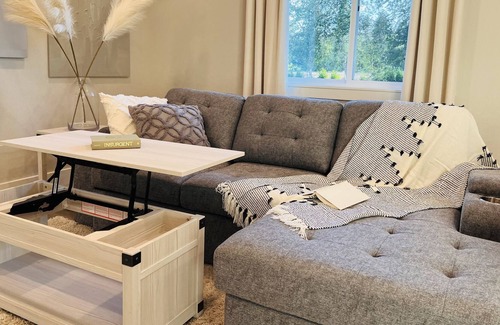 Carver House | Serene, New FULL KITCH. Countryside Guest suit