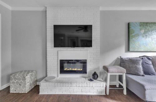 Daphne House | Serene Oasis in Daphne- Cozy Home with Giant Oaks home