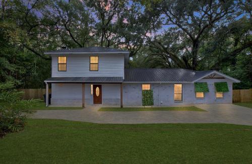 Daphne House | Serene Oasis in Daphne- Cozy Home with Giant Oaks home