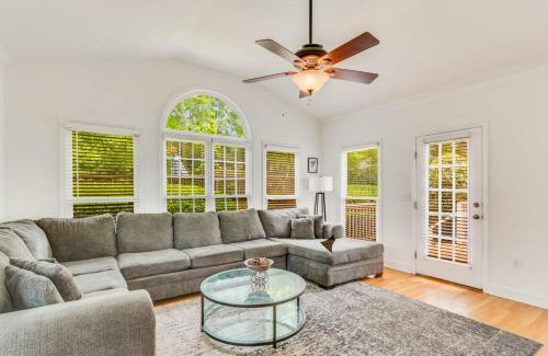 Conyers House | Serene Poolside Oasis 5 BR Office Luxe Amenities