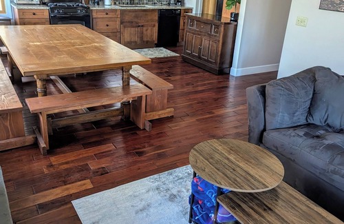 Salamanca House | Serene & private getaway 5 min. from EVL. 4 beds, 2.5 baths, sleeps 14, hot tub.