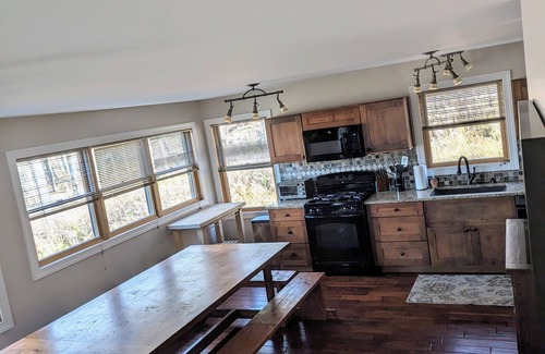Salamanca House | Serene & private getaway 5 min. from EVL. 4 beds, 2.5 baths, sleeps 14, hot tub.