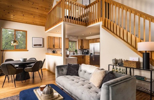 Black Hawk House | Serene Retreat: Amazing Views, HotTub, Sauna with XBOX