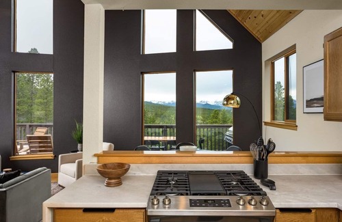 Black Hawk House | Serene Retreat: Amazing Views, HotTub, Sauna with XBOX