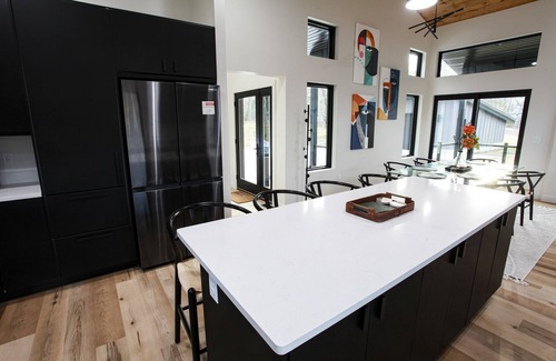 Muskegon House | Serene Retreat Awaits: Welcome to Endless Views,Your Luxurious Contemporary Home