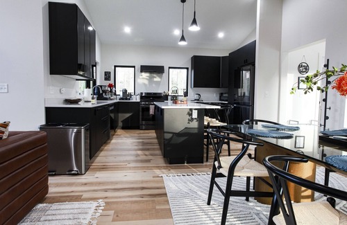 Muskegon House | Serene Retreat Awaits: Welcome to Endless Views,Your Luxurious Contemporary Home