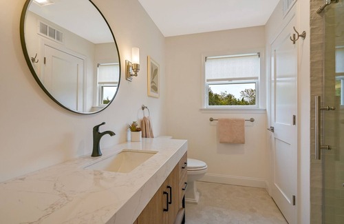 Mattituck House | Serene Retreat: North Fork Charm, Near Vineyards