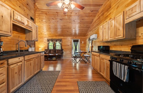 Rogers Cabin | Serene Retreat, Private Setting, Near Muir Valley Climbing & Redpoint BBQ