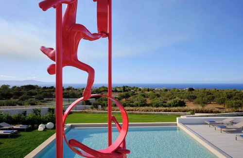 Chania Villa | Serene Retreat with Maid Service, 140 m2 pool, Hot tub, Sauna & Gym: by etouri