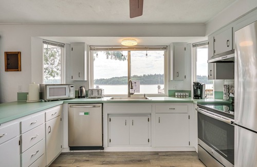 Shelton House | Serene Shelton Sanctuary w/Private Beach & Kayaks