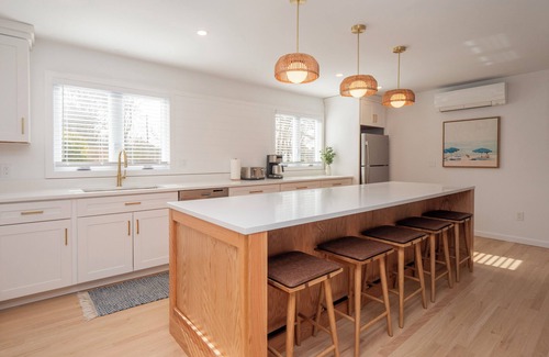 Newport East House | Serene & Spacious Home 10 min to Newport and Beaches, 3 bed, 2.5 bath, sleeps 9