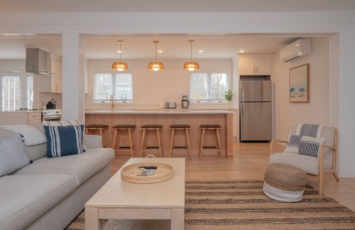 Newport East House | Serene & Spacious Home 10 min to Newport and Beaches, 3 bed, 2.5 bath, sleeps 9