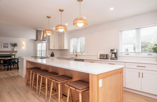 Newport East House | Serene & Spacious Home 10 min to Newport and Beaches, 3 bed, 2.5 bath, sleeps 9