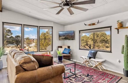 Williams House | Serene Stay~Hot Tub~Grand Canyon~Route 66! On 1 Acre!