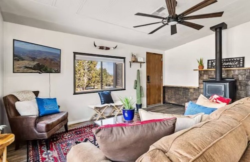 Williams House | Serene Stay~Hot Tub~Grand Canyon~Route 66! On 1 Acre!