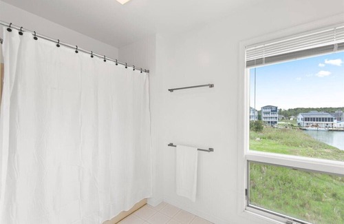 West Ocean City House | Serene Sunrise & Shimmering Skyline. 5 Star Hosts