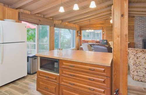 Bluewater Cottage | Serene Sunsets -Lakeside Comfort Awaits
