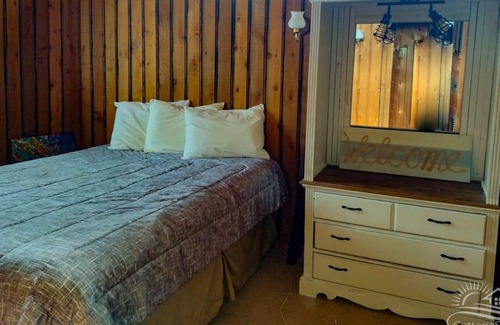 Bluewater Cottage | Serene Sunsets -Lakeside Comfort Awaits