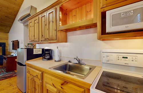 Northport Cabin | Serene two-bedroom dog-friendly cabin getaway with kitchen, fireplace & more