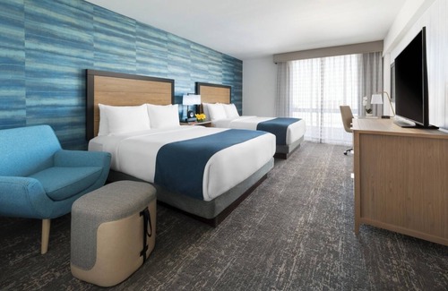 Fisherman's Wharf Hotel | Serene Two Queens, Caza, Steps from Waterfront, Chic Room