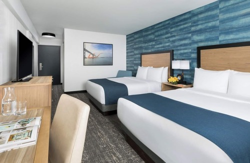 Fisherman's Wharf Hotel | Serene Two Queens, Caza, Steps from Waterfront, Chic Room