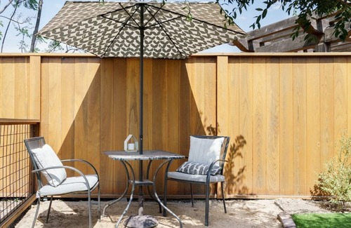 Talmadge Cottage | Serene Urban Oasis - Cozy 1 Bedroom Cottage
