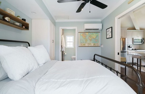 Talmadge Cottage | Serene Urban Oasis - Cozy 1 Bedroom Cottage