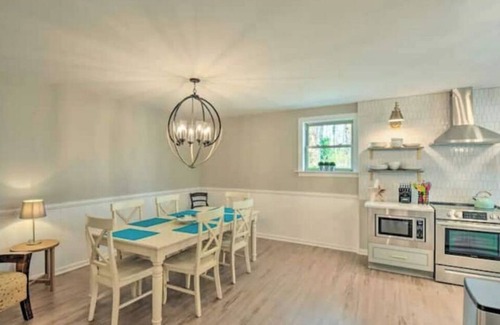 West Union House | Serene Vacation Home with Kayaks & Ample Space