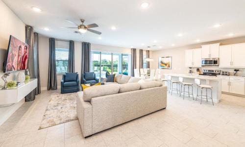 Bay Lake House | Serene Vibrant 4 Bdrm Villa with Games Room at Encore