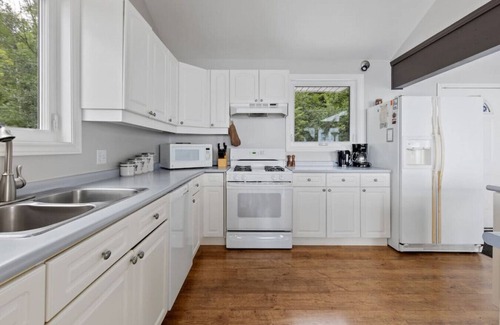 Meaford House | Serene Waterfront Escape On Private Lane