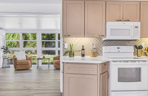 Englewood South House | Serene Waterfront Lakehouse w/Game Room + 4 Bikes