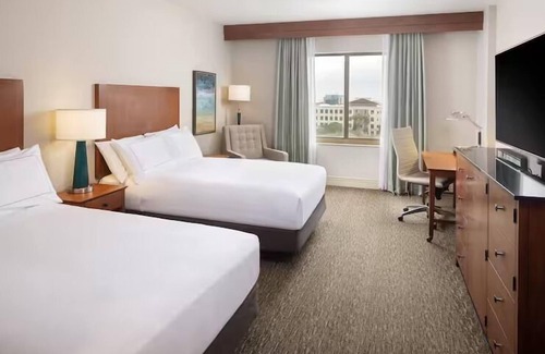 St. Petersburg - Clearwater Hotel | Serene Waterfront Getaway near Beaches | Elegant Atmosphere | 3 Units