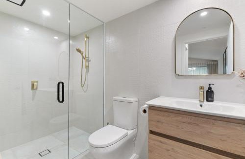 Sunshine Bay House | Serenity, 5 mins from Queenstown