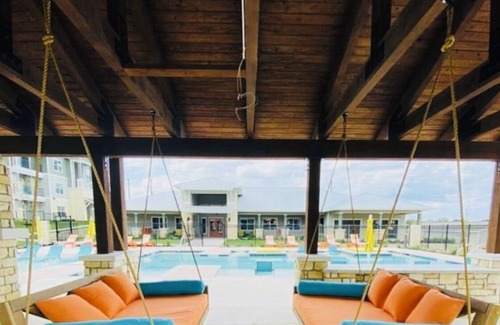 San Antonio Apartment | Serenity and sophistication in this stylish, retreat close to attractions.
