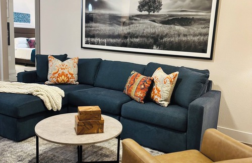San Antonio Apartment | Serenity and sophistication in this stylish, retreat close to attractions.