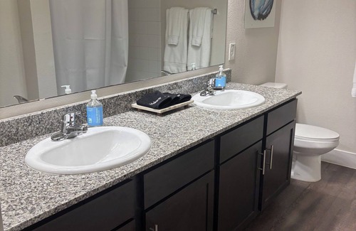 San Antonio Apartment | Serenity and sophistication in this stylish, retreat close to attractions.