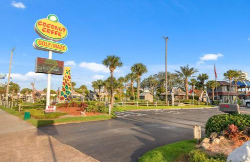 Crescent Beach House | Serenity by the Sea! 4BR Retreat, Sleeps 12, Walk to Beach