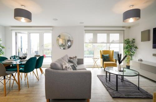 London Borough of Hounslow Apartment | Serenity by the Water 3-Bed London 2x parking space