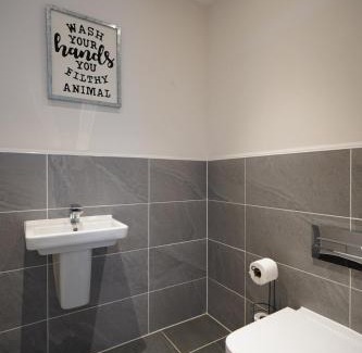 London Borough of Hounslow Apartment | Serenity by the Water 3-Bed London 2x parking space