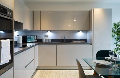 London Borough of Hounslow Apartment | Serenity by the Water 3-Bed London 2x parking space