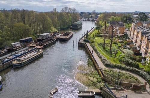 London Borough of Hounslow Apartment | Serenity by the Water 3-Bed London 2x parking space