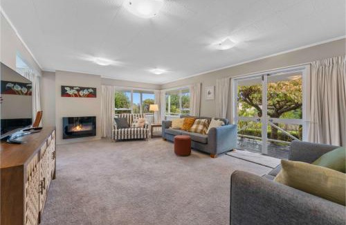 Richmond Heights House | Serenity Cottage - Taupo Holiday Home