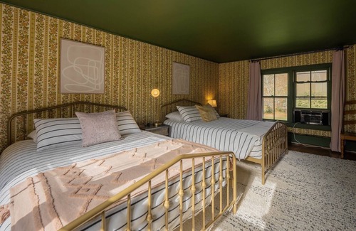 Shandaken House | Serenity Farmhouse-10 mins to ski, hot tub. Inquire for seasonal rental