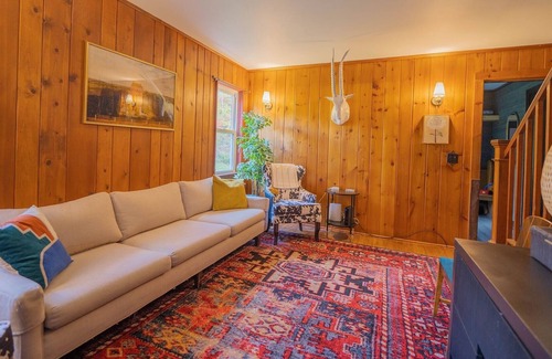 Shandaken House | Serenity Farmhouse-10 mins to ski, hot tub. Inquire for seasonal rental