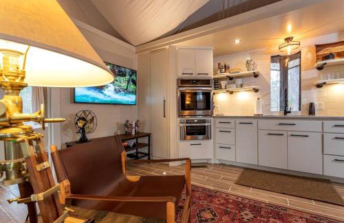 Mid America Other | Serenity for Friends: Luxe Tented Cabin and Hot Tub Delight in Hot Springs, AR