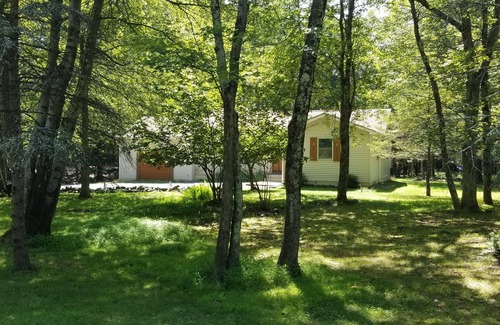 Jim Thorpe Cabin | Serenity & Fun Cozy Pocono Cabin! Family Friendly Beach/Lake/Pool and WIFI