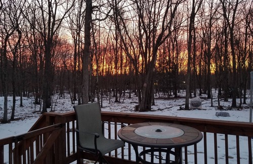 Jim Thorpe Cabin | Serenity & Fun Cozy Pocono Cabin! Family Friendly Beach/Lake/Pool and WIFI